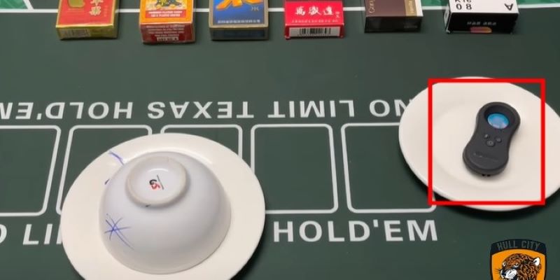 Một trong những dấu hiệu rõ ràng nhất của xóc đĩa bịp là dụng cụ chơi